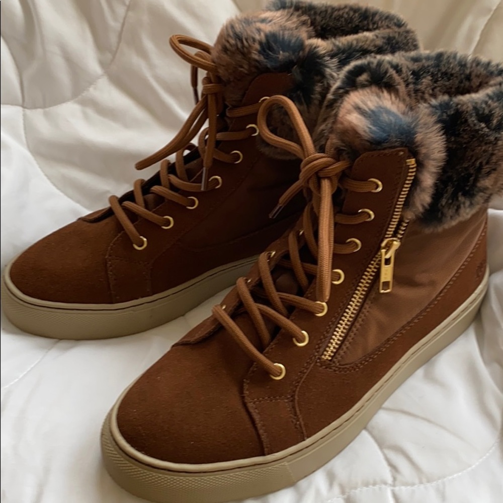 NWOT Cougar Danica Chestnut boot. Waterproof.